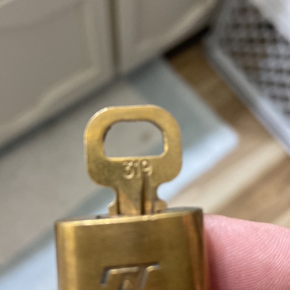 LV lock and key with non LV chain 319 or 334 - Picture 9 of 10